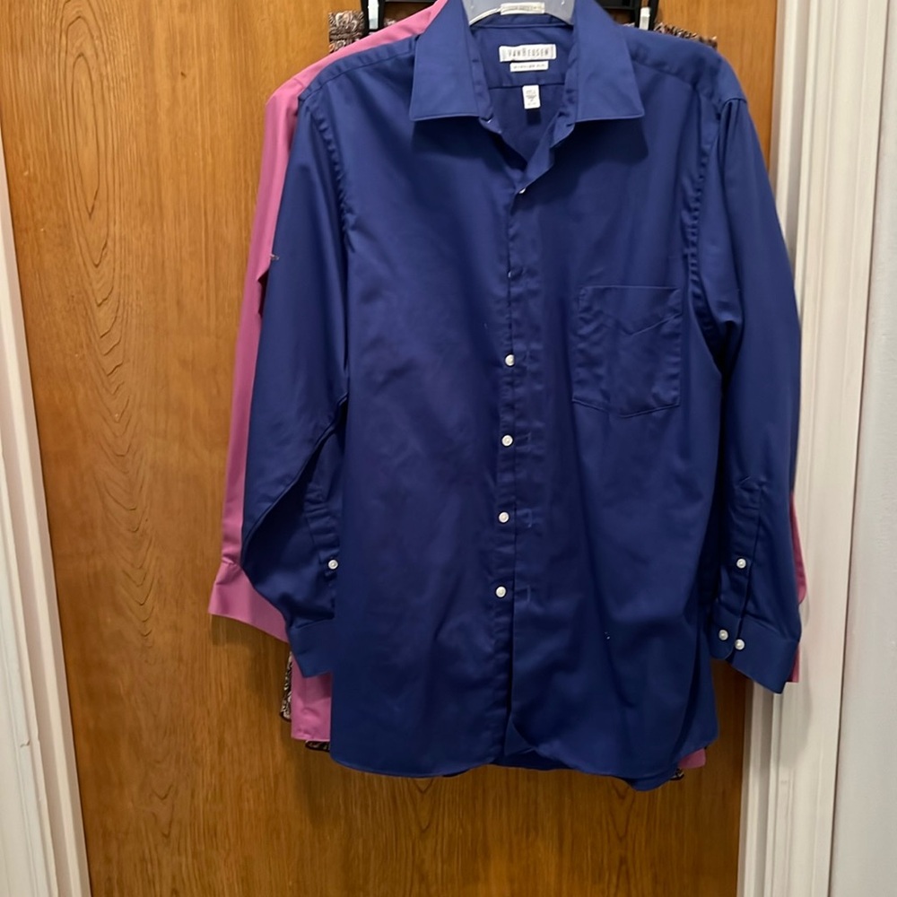 Long sleeve women’s van Heusen button down blouse in a nice shade of blue